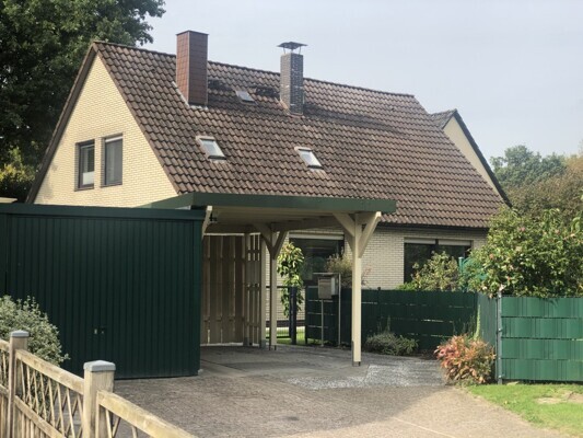 Anbauhaus mit Garage und Carport