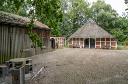 Außenansicht mit Nebengebäude