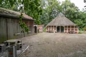 Außenansicht mit Nebengebäude