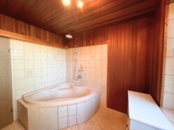 Badezimmer EG mit Badewanne