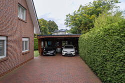 Auffahrt und Carport