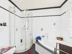 Badezimmer EG.-jpg