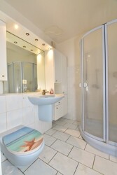 innenliegendes Badeszimmer mit Dusche