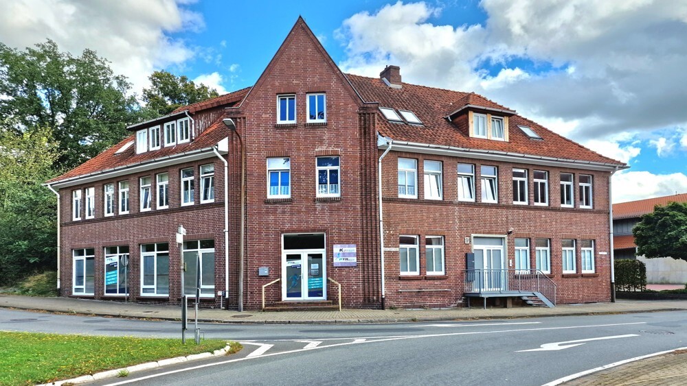 Hauptgebäude - Straßenansicht