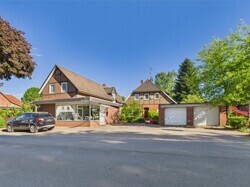 Straßenansicht: Ladenegschäft-Wohnhaus-Garagen