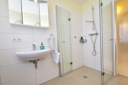 EG Badezimmer mit bodengleicher Dusche