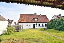 Blick von der Remise zum Wohnhaus