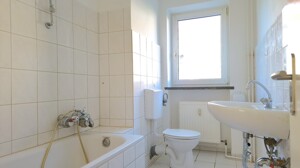 Helles Badezimmer mit Wanne