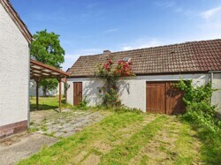 Garage mit Grube und Stallungen