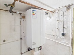 Elektrischer Warmwasserboiler - restliche Beheizung mit E-Radiatoren und Ofen