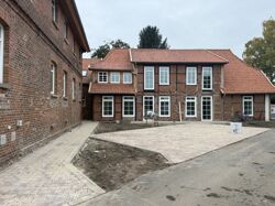 Hausansicht mit Parkplatz