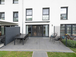 Terrasse mit Garten