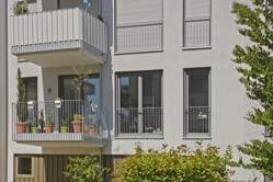 Balkon mit Fensterfront