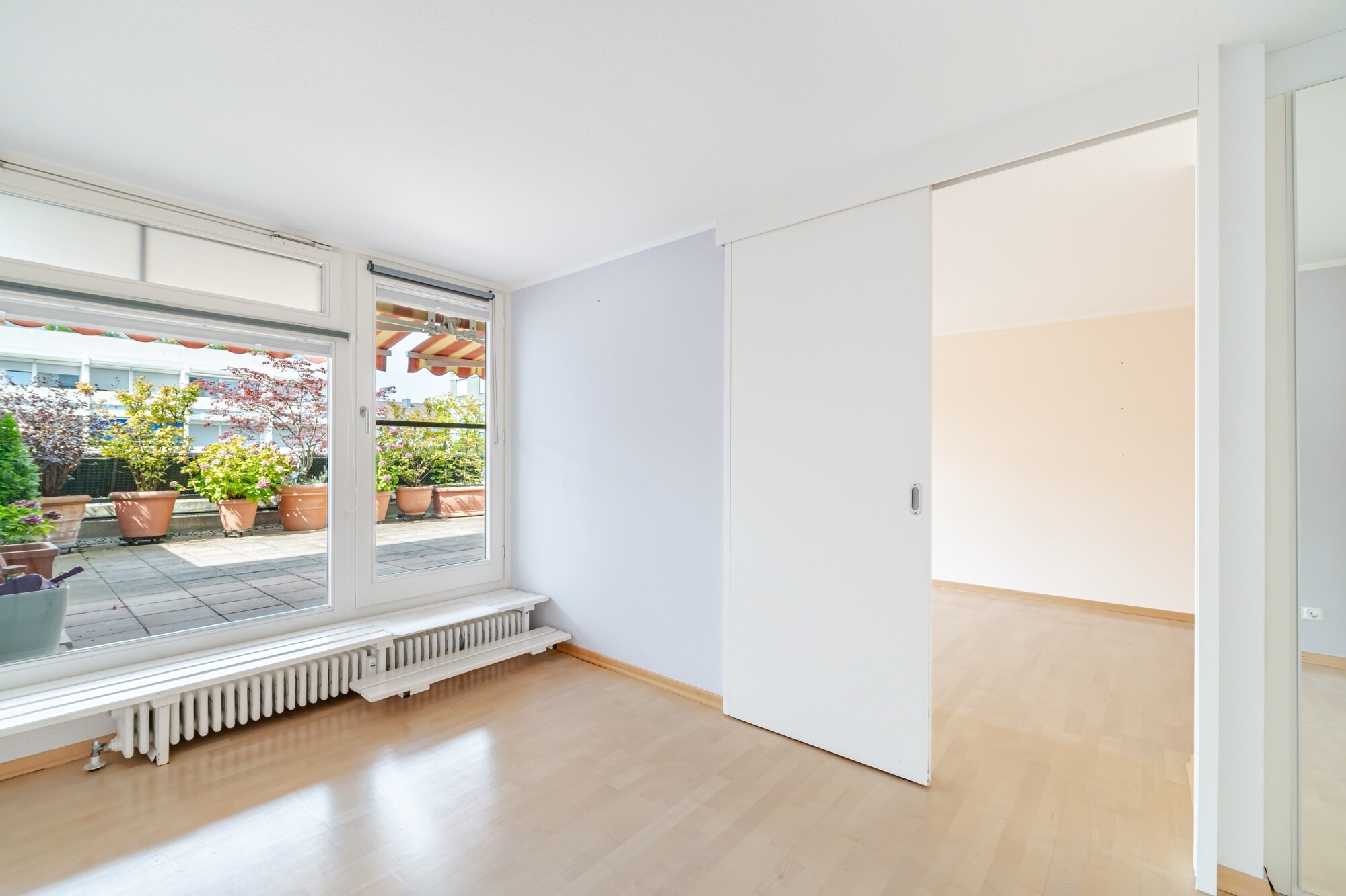 Schlafzimmer mit Blick auf die Terrasse