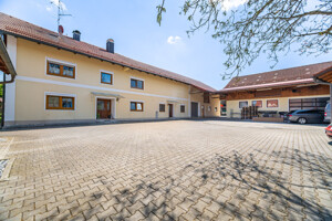 Wohnhaus u Hof
