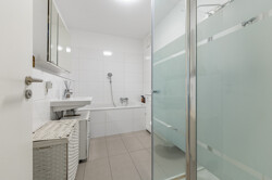 Dusche und Badewanne