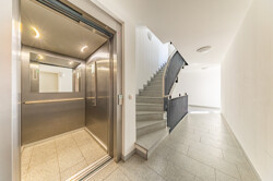 Treppenhaus mit Aufzug