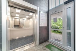 Hauseingang mit Lift