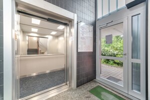 Hauseingang mit Lift