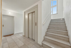 Treppenhaus mit Lift