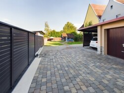 Vorplatz mit Garage