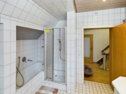 Badezimmer OG 1 Dusche & Badewanne