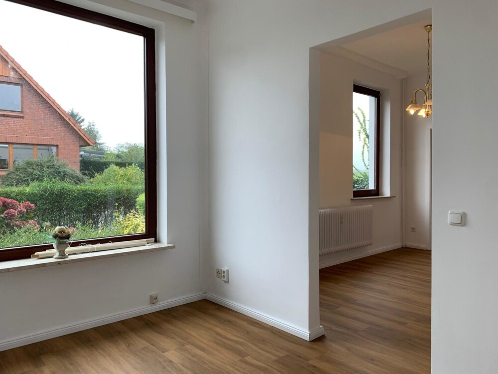 Esszimmer / Blick ins Wohnzimmer