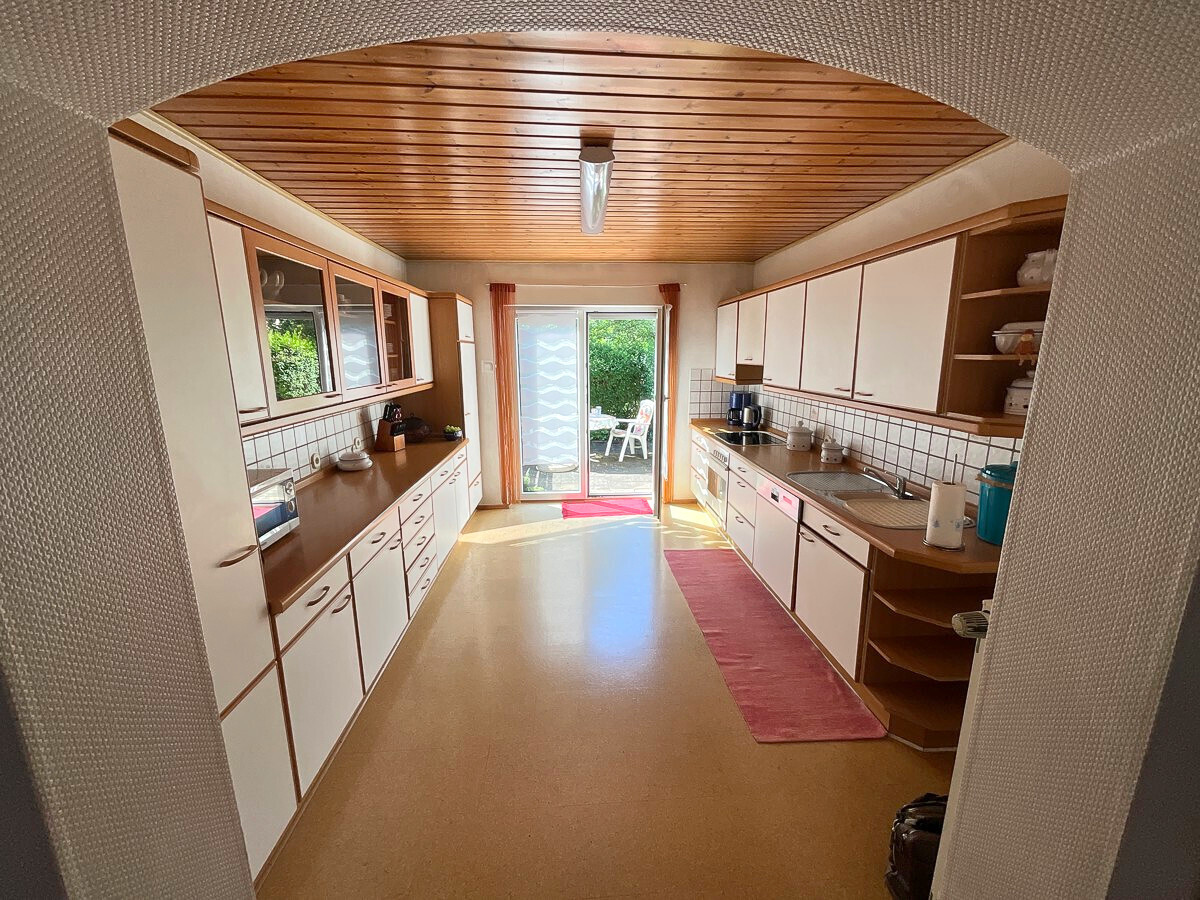 Küche mit Zugang zur Terrasse