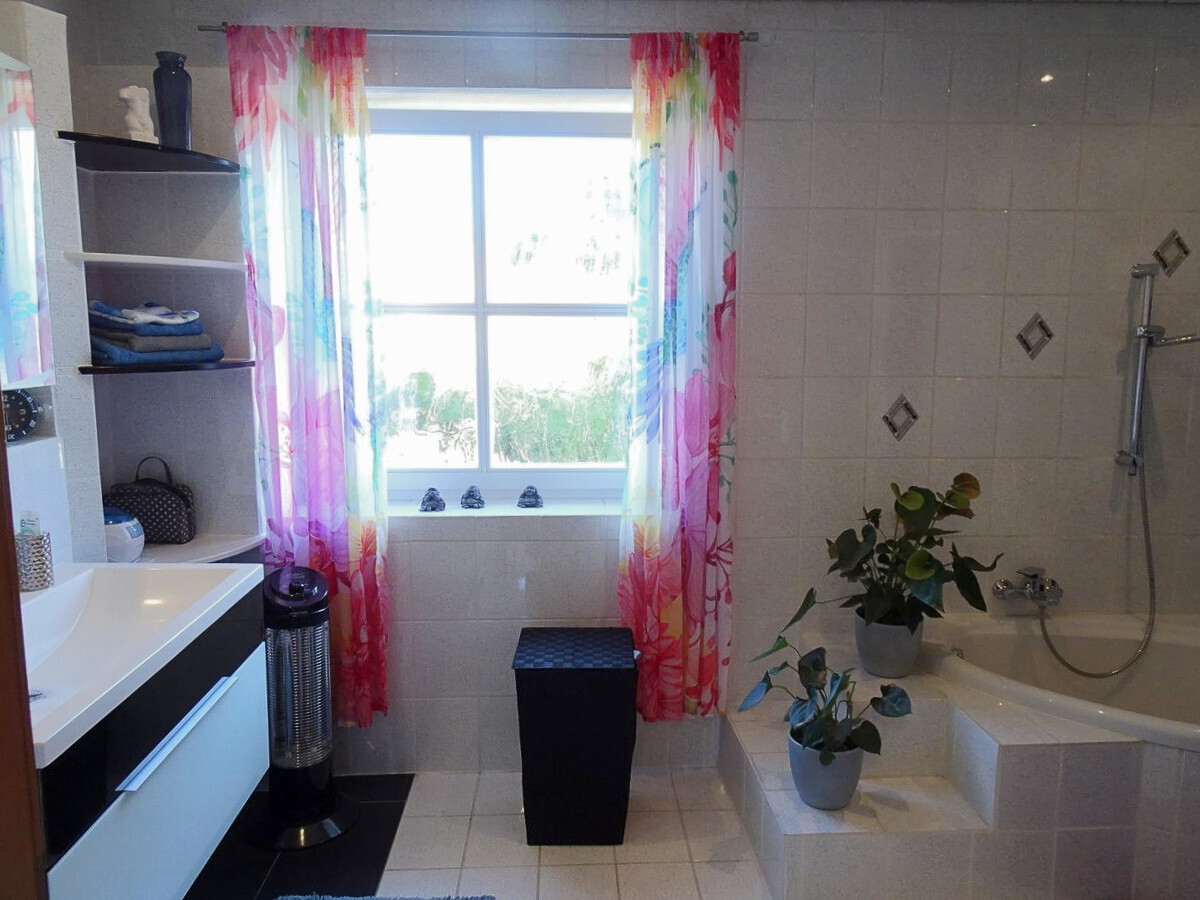 Tageslichtbad mit Waschbecken...