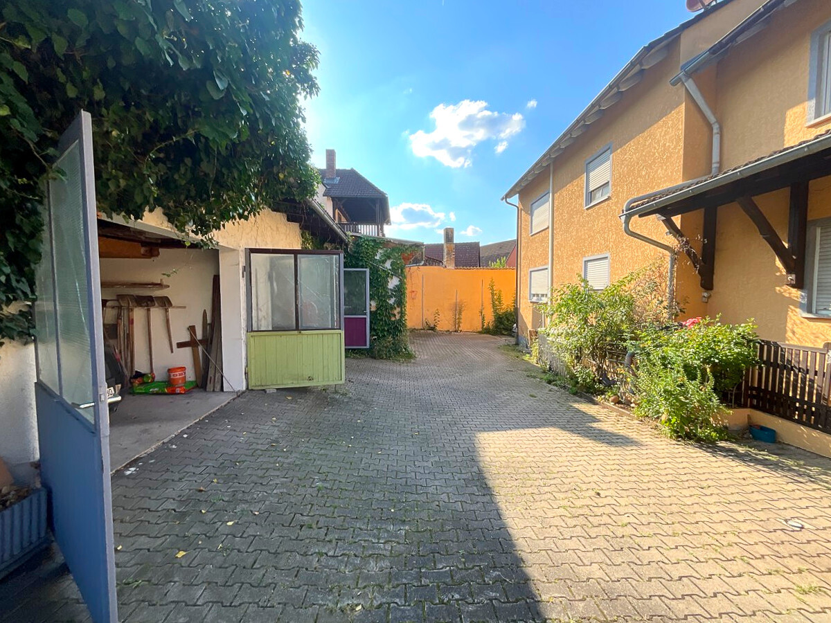 Hofbereich zwischen Häusern und Nebengebäuden