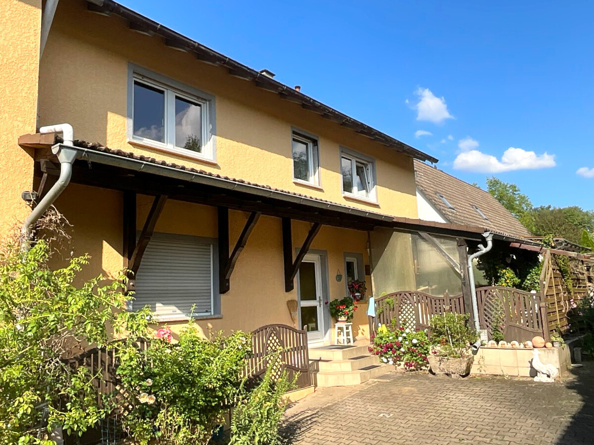 Hofseite mit Terrasse Wohnung EG