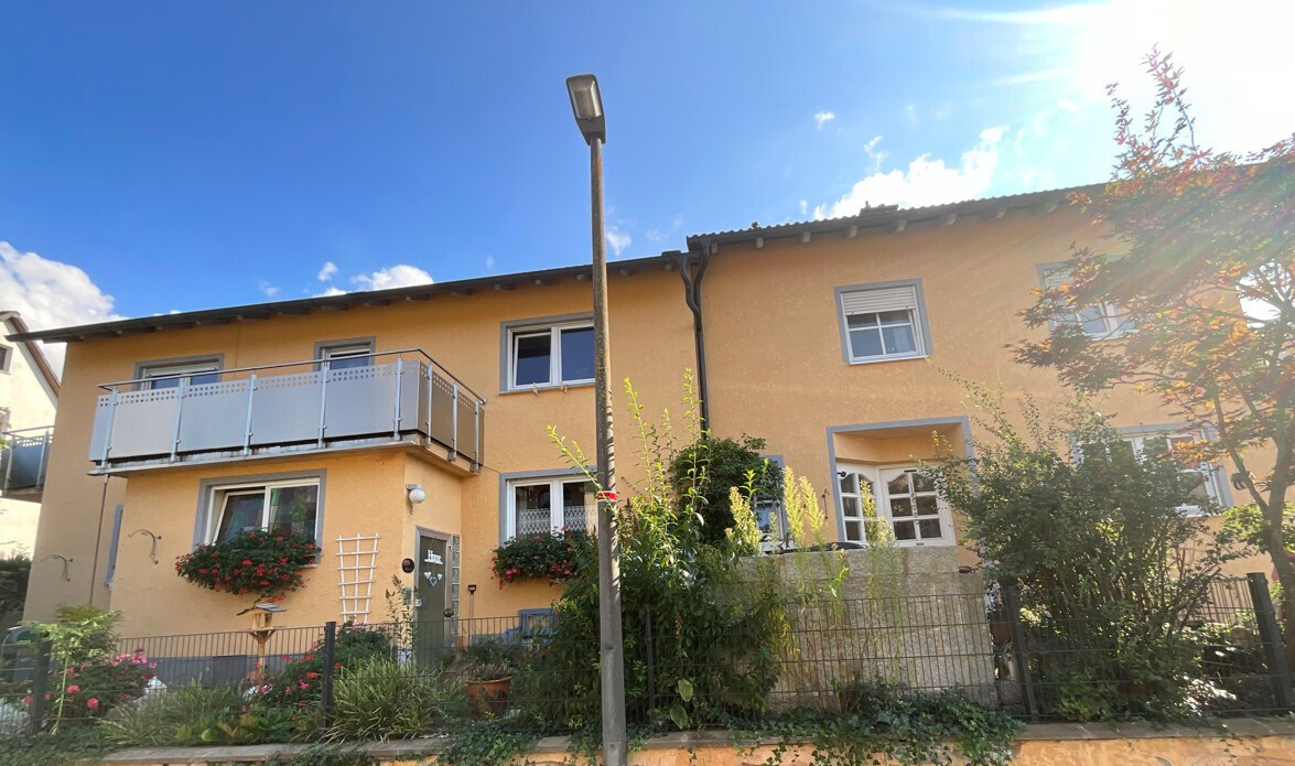 Blick auf das Ein- und Zweifamilienhaus