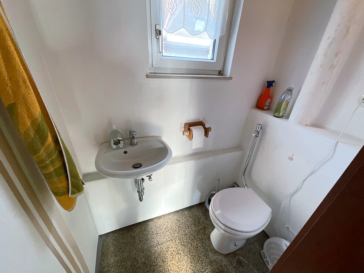 WC mit kleinem Fenster