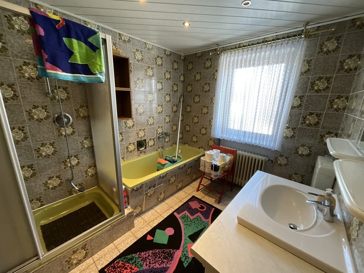 Tageslichtbad mit Badewanne, Dusche, Waschbecken und WC