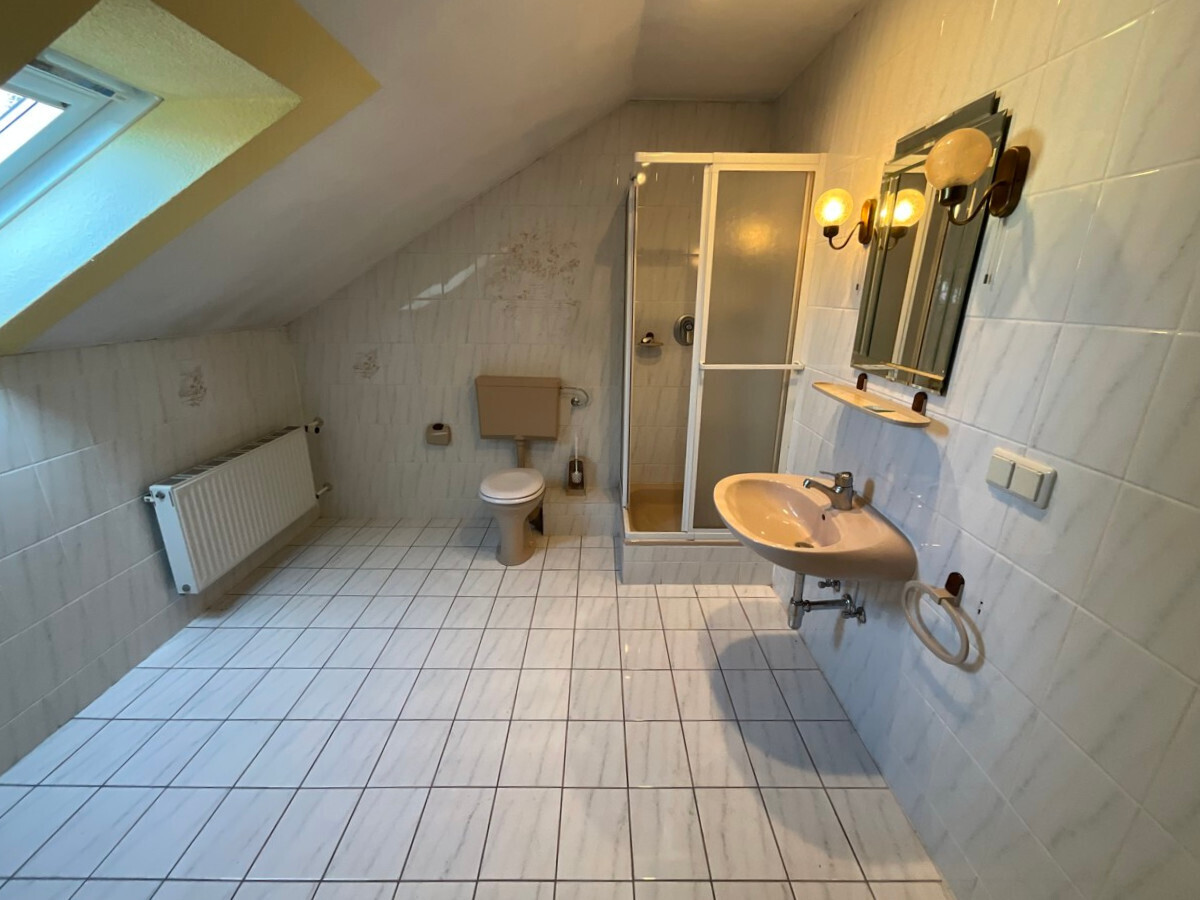 Badezimmer im Dachgeschoss mit Dusche, WC und Waschbecken