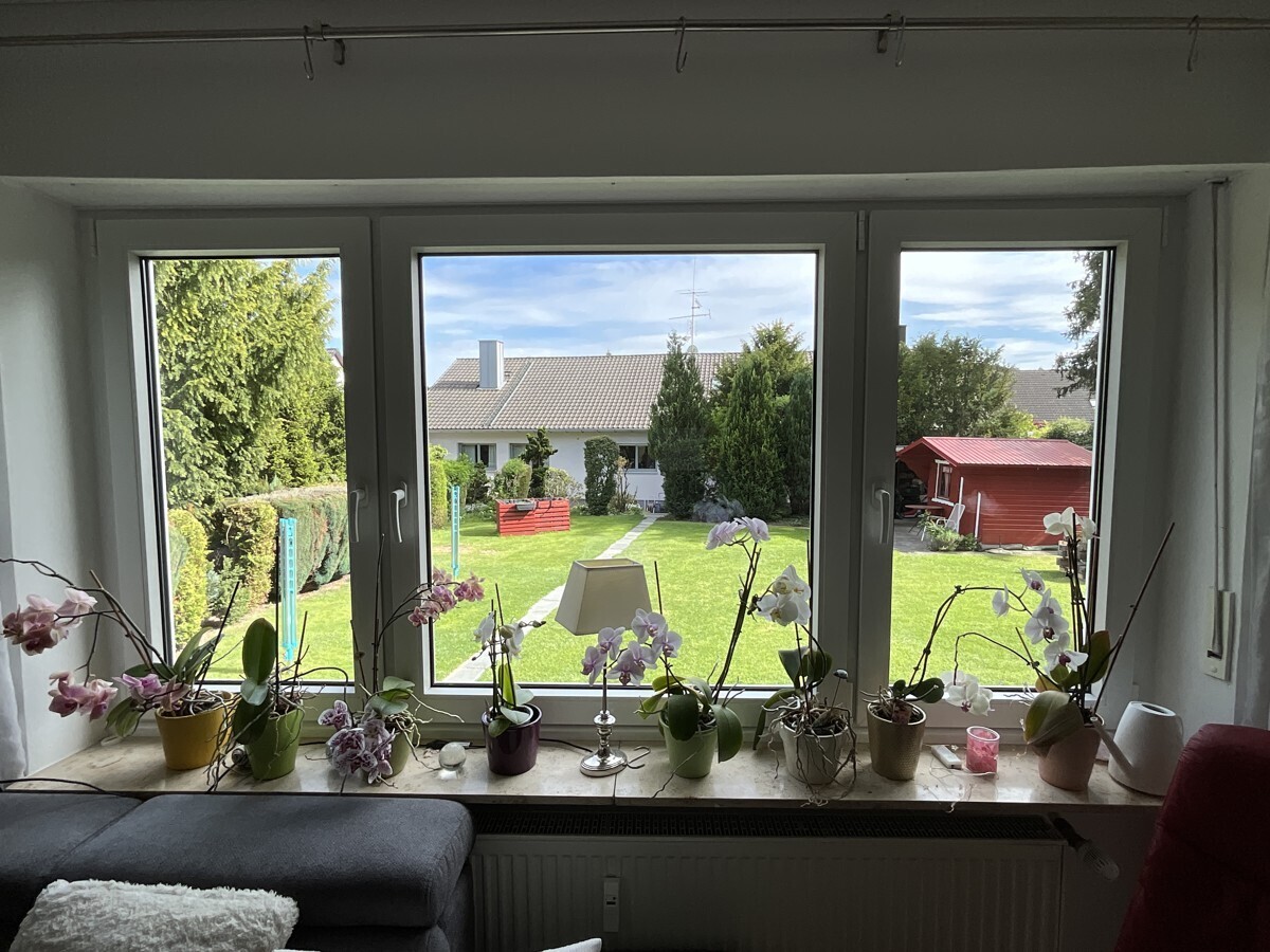 Blick vom Wohnzimmer in den Garten