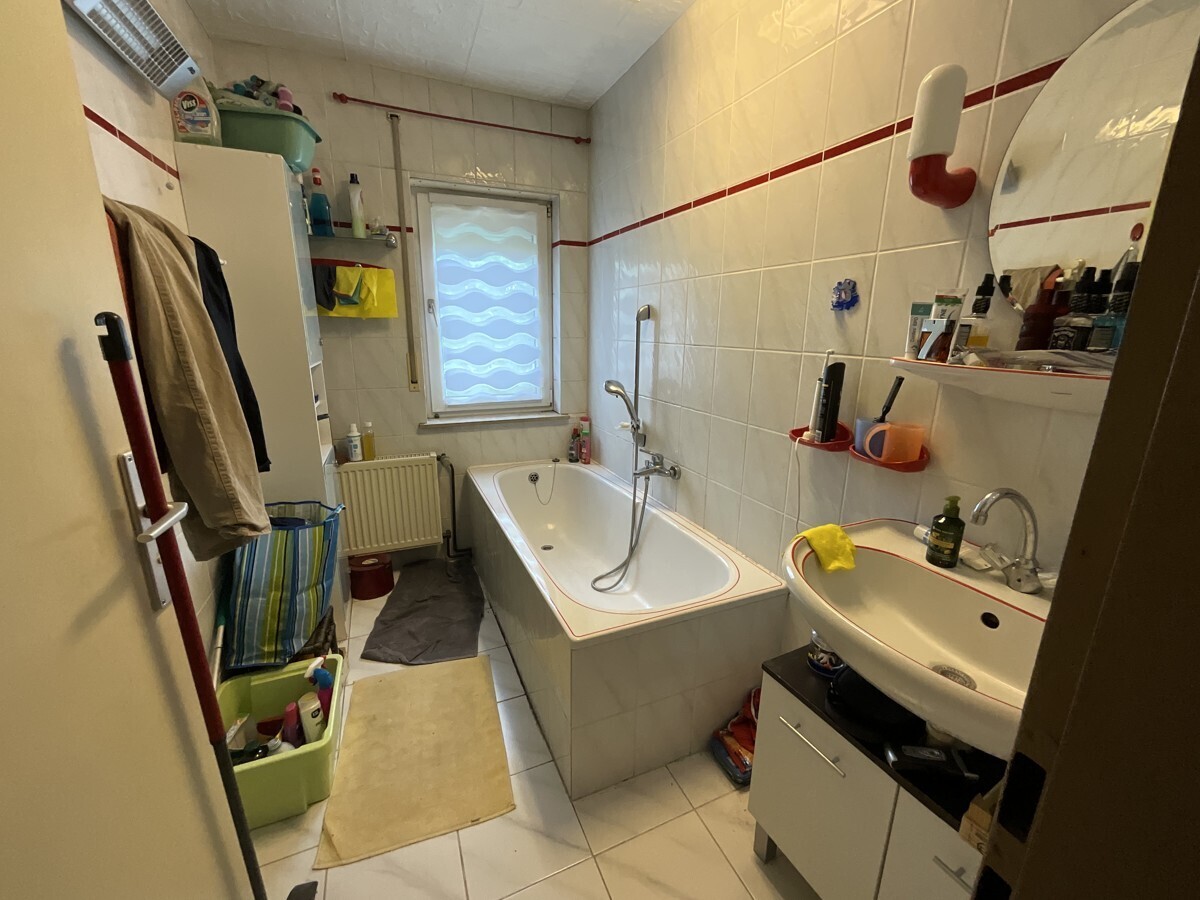 Tageslichtbad mit Badewanne und Waschbecken 