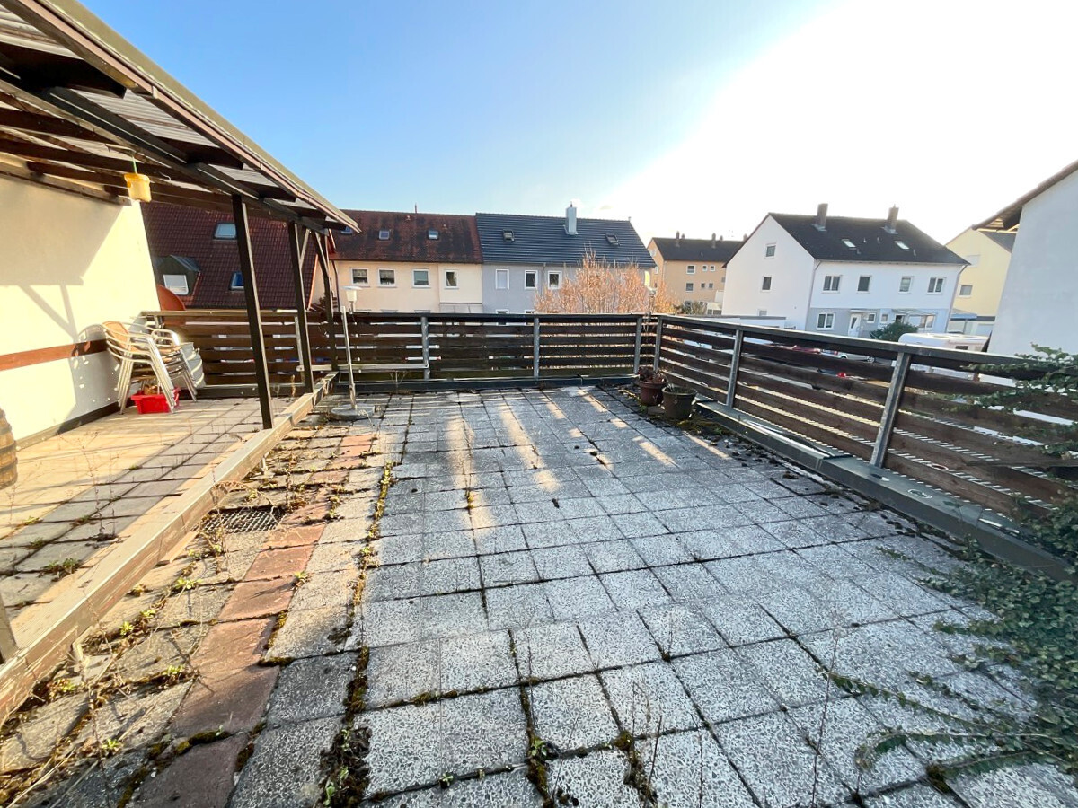 Große und sonnige Dachterrasse
