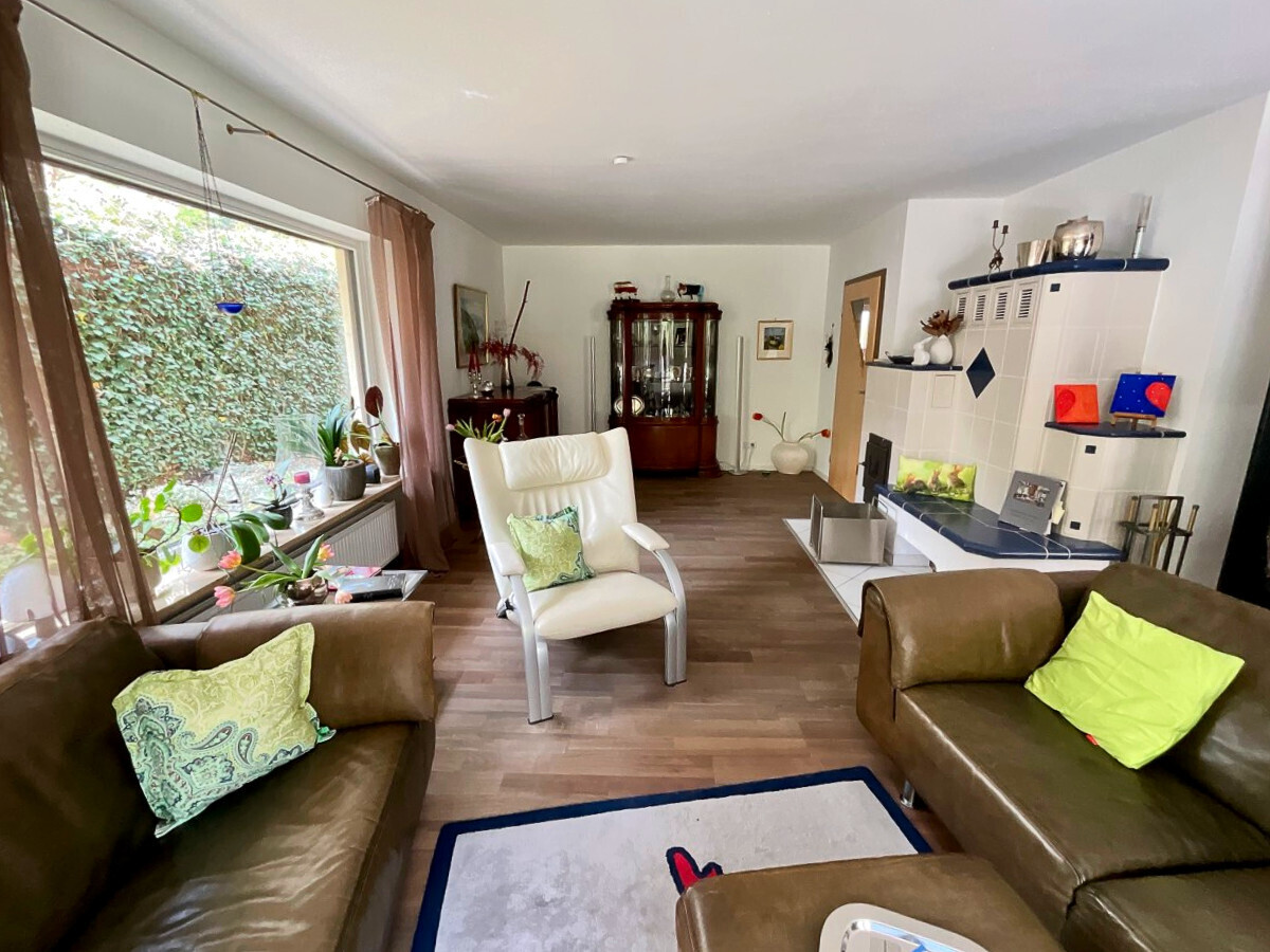 Wohnzimmer mit Kachelofen