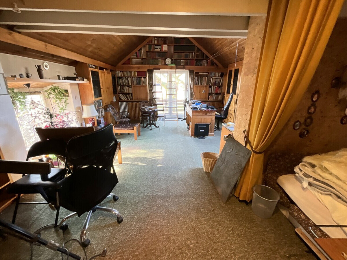 großes Zimmer über der Garage