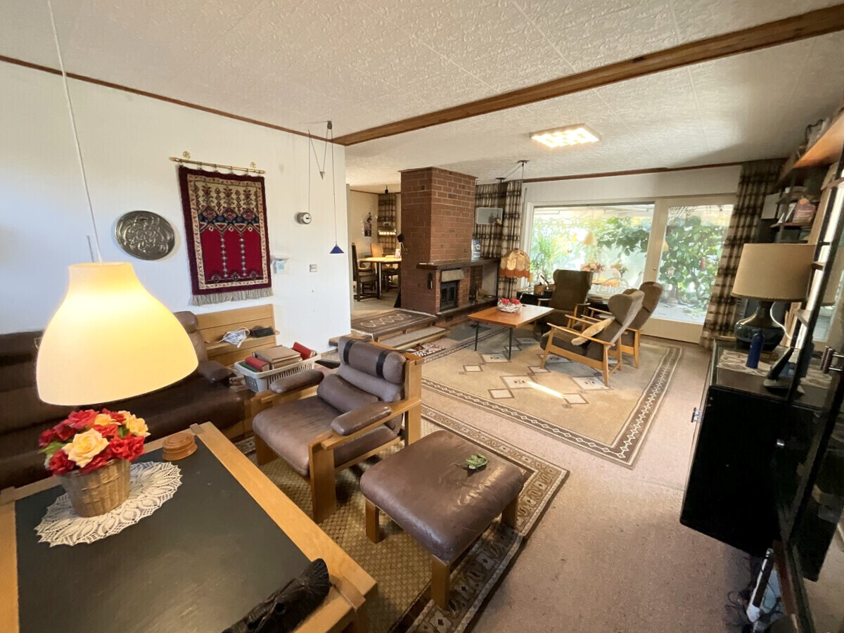 großzügiges Wohnzimmer