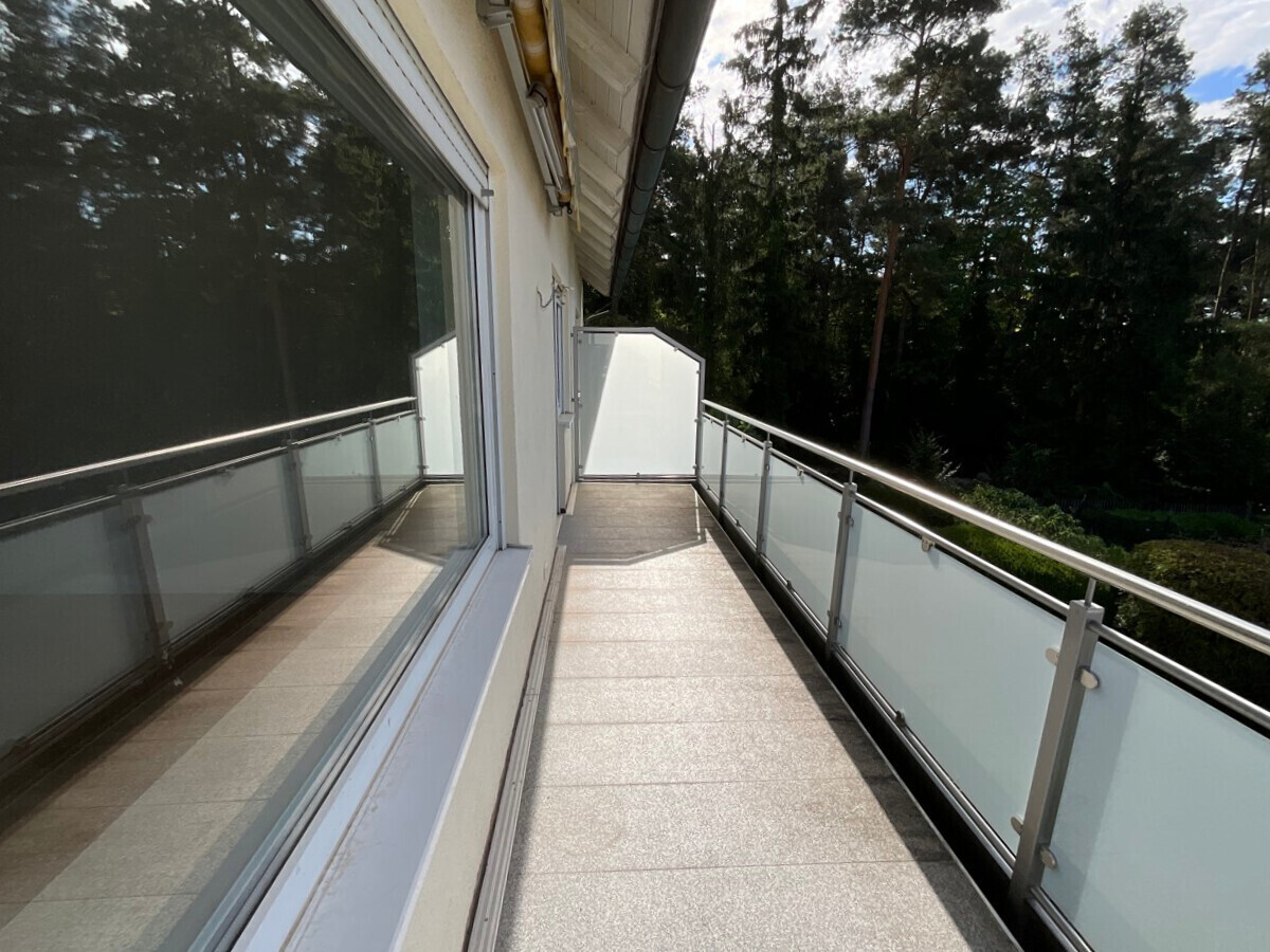 Sonniger Balkon mit Markise