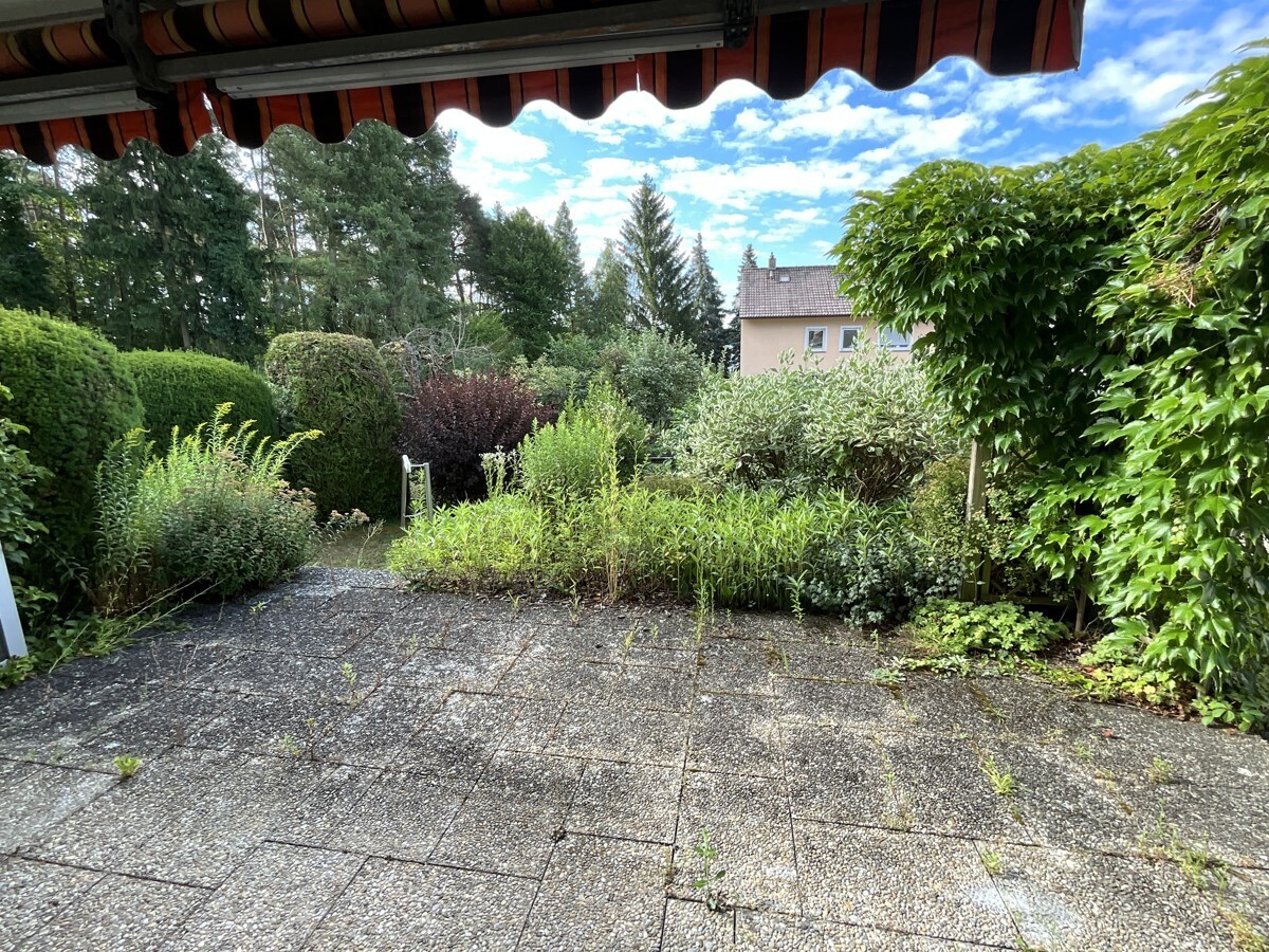 Blick von der Terrasse in den Garten