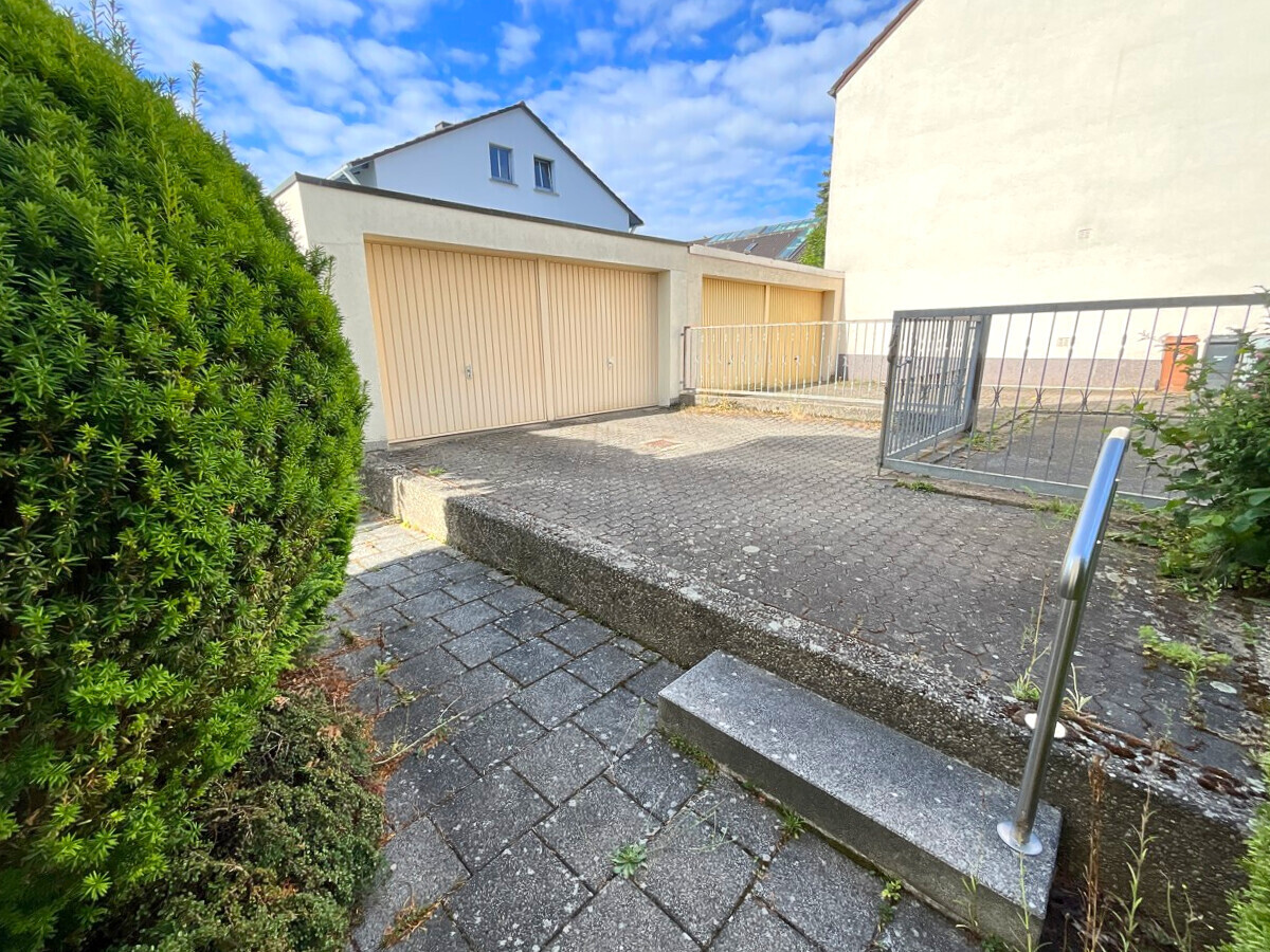Blick auf die Garage mit Vorplatz