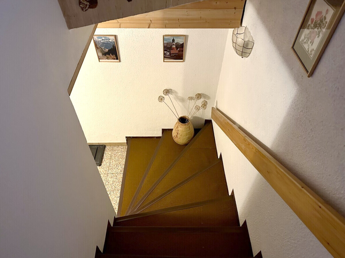 Treppe ins Untergeschoss