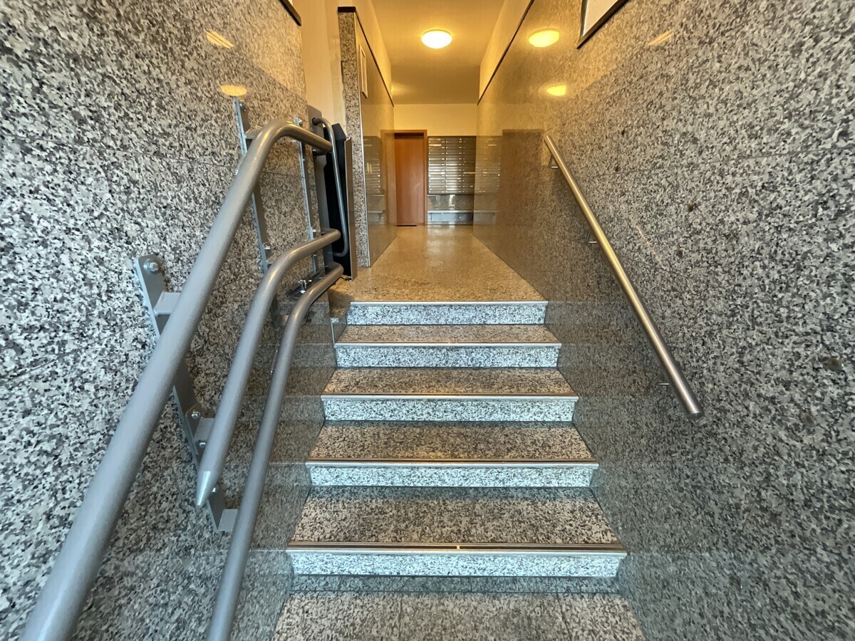 Eingang mit Treppenhilfe