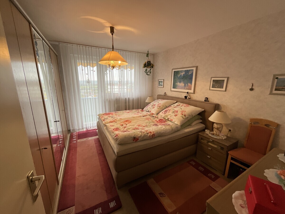 Schlafzimmer mit Platz für einen Kleiderschrank