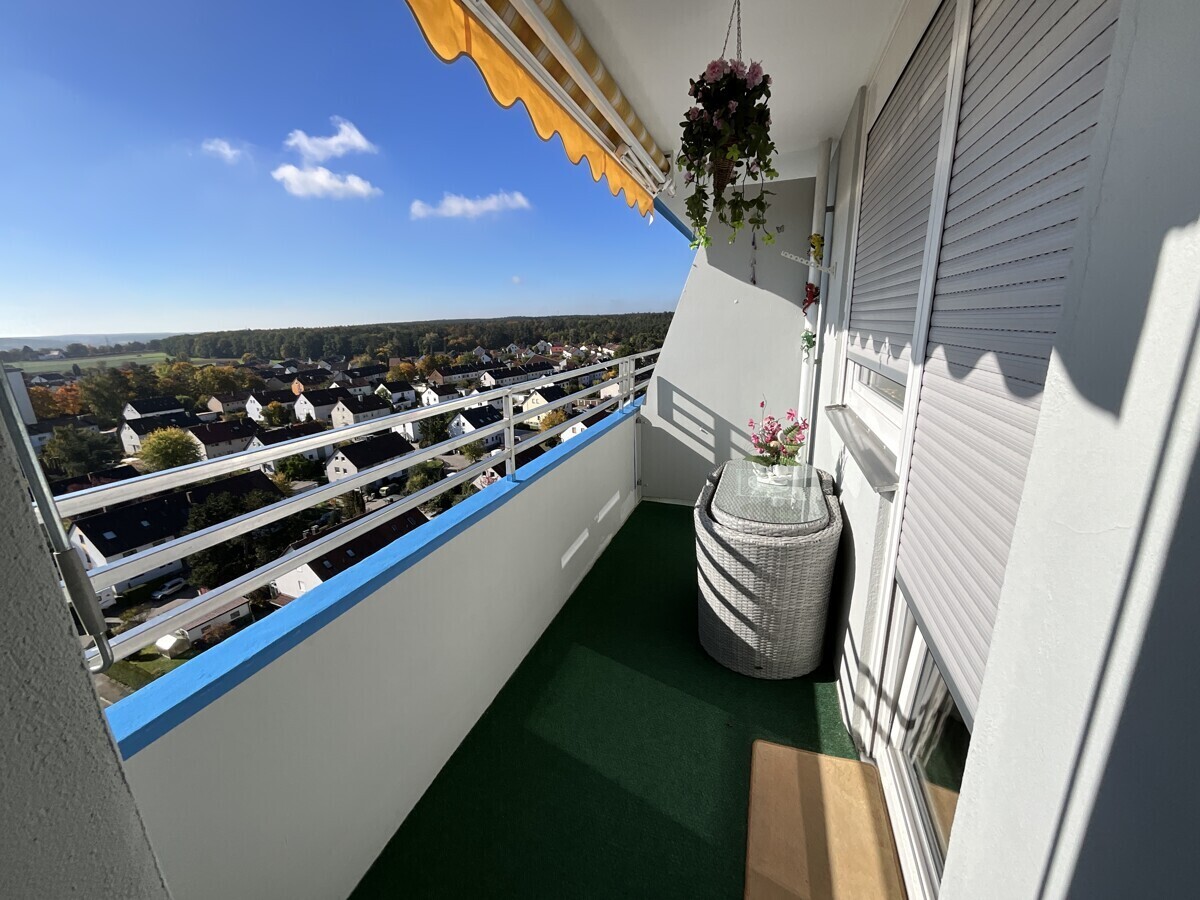 sonniger Balkon zum Genießen