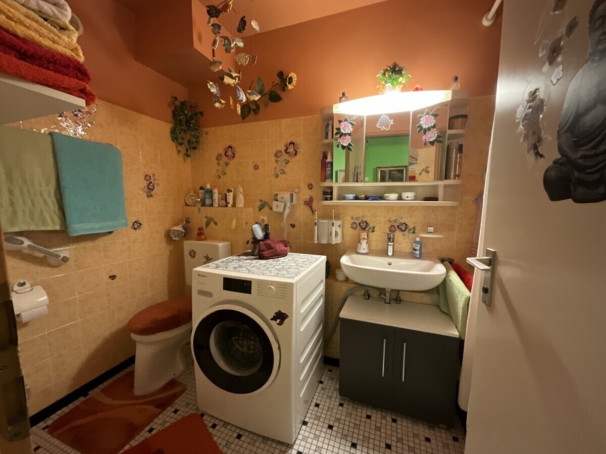 Bad mit Waschbecken, WM-Anschluss, WC