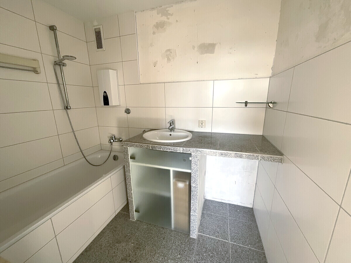 teilrenoviertes Badezimmer